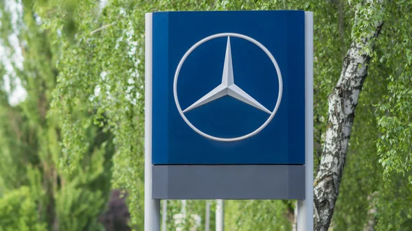 A big sign of a brand Mercedes-bens — Stock Photo, Image