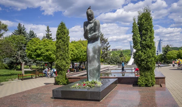 Emlékmű. Anya gyász elesett katonák. Afgan park. Moldávia, Chisinau város. — Stock Fotó