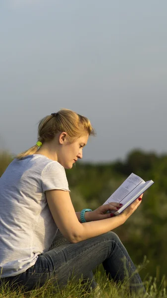 bir kız, öğrenci açık hava ile ilgili bir kitap okuma