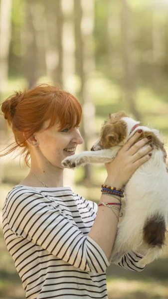 Het portret van jonge gelukkig redhair meisje met huisdier foxterrier — Stockfoto