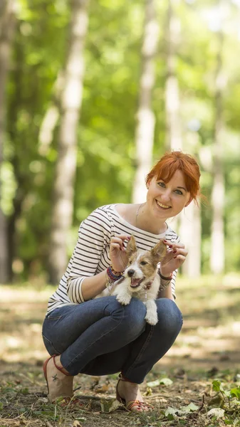 Het portret van jonge gelukkig redhair meisje met huisdier foxterrier — Stockfoto