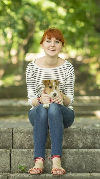 Het portret van jonge gelukkig redhair meisje met huisdier foxterrier — Stockfoto
