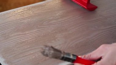 Bir ağaç altında bir dekoratif unsur yapım