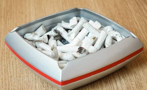 En massa cigarett rumpor i en askkopp — Stockfoto