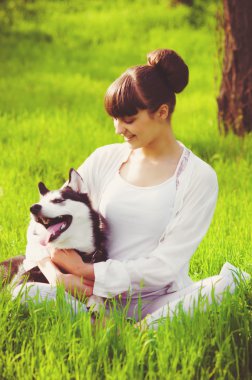 Bir köpek Husky bahar ile genç kız