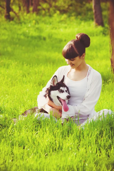 Giovane ragazza con un cane Husky primavera — Foto Stock