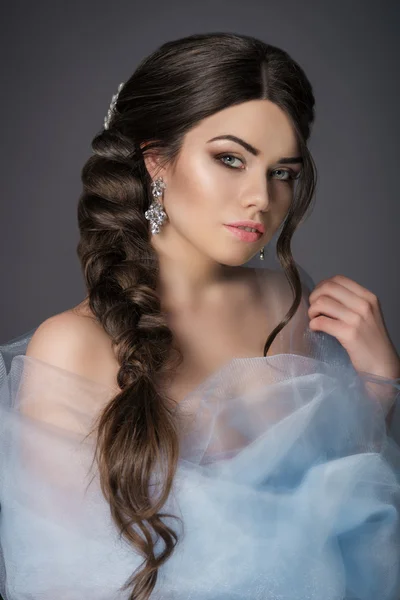 A menina com o cabelo do casamento e maquiagem — Fotografia de Stock