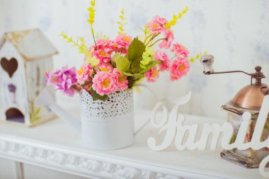 Ev dekorasyonu bahar. Öğütücü ve bahar çiçekleri Shabby chic tarzı bir vazo. Beyaz etiket aile