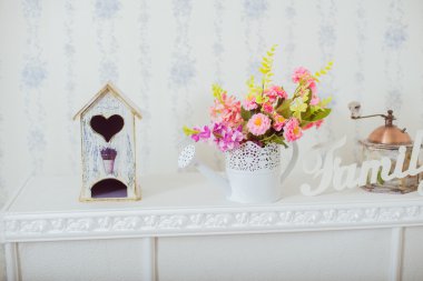 Ev dekorasyonu bahar. Öğütücü ve bahar çiçekleri Shabby chic tarzı bir vazo. Beyaz etiket aile