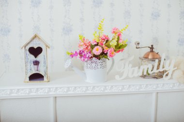 Ev dekorasyonu bahar. Öğütücü ve bahar çiçekleri Shabby chic tarzı bir vazo. Beyaz etiket aile