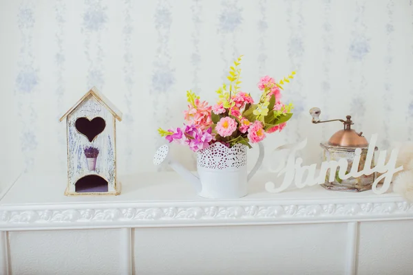 Primavera dell'arredamento domestico. Smerigliatrice e un vaso di fiori primaverili nello stile Shabby chic. Famiglia di etichette bianche — Foto Stock