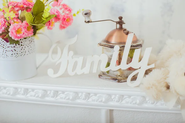 Primavera dell'arredamento domestico. Smerigliatrice e un vaso di fiori primaverili nello stile Shabby chic. Famiglia di etichette bianche — Foto Stock