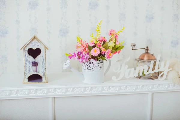 Primavera dell'arredamento domestico. Smerigliatrice e un vaso di fiori primaverili nello stile Shabby chic. Famiglia di etichette bianche — Foto Stock