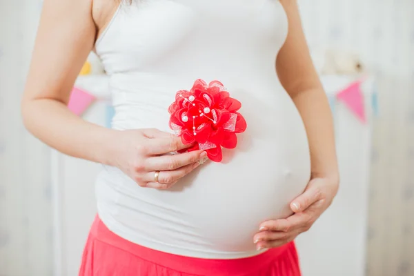 孕妇的腹部。妇女的健康和怀孕 — 图库照片