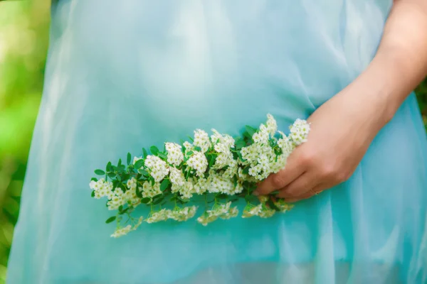 春の花の咲く庭で若い妊婦 — ストック写真