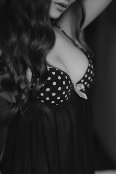 Όμορφη σέξι κορίτσι με μακριά μαλλιά εσώρουχα στο κρεβάτι στο υπνοδωμάτιο — Φωτογραφία Αρχείου