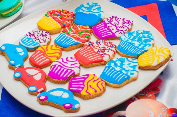 Cupcakes, taarten en vakantie koekjes in de vorm van machines voor een kinder vakantie — Stockfoto