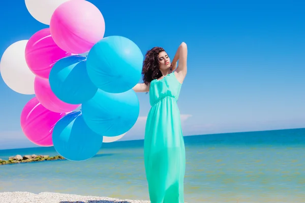カラフルな風船でビーチで美しい少女 — ストック写真