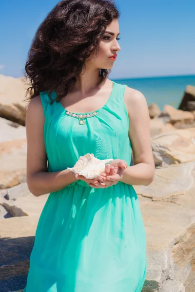 Menina na praia de verão com concha — Fotografia de Stock