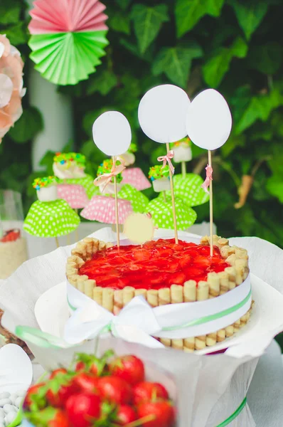 Candy bar for a children 's holiday. Торт, конфеты, сладости и клубника — стоковое фото