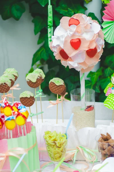 Nyaralás a gyermekek cukorkát. Torta, candy, édességet és eper — Stock Fotó