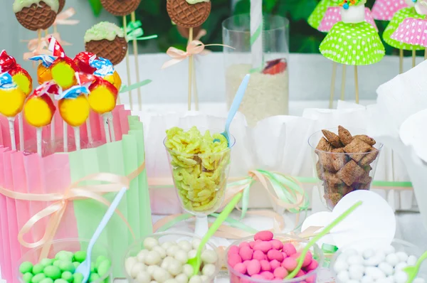 Candy bar for a children's holiday. Cake, candy, sweets and strawberries — Stock Photo, Image