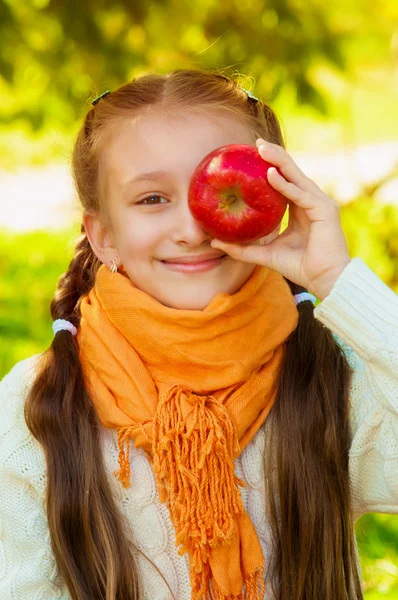 Colegiala con manzanas en otoño —  Fotos de Stock