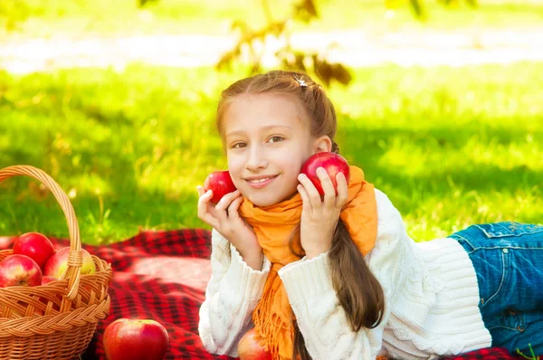 Školačka s jablky na podzim — Stock fotografie