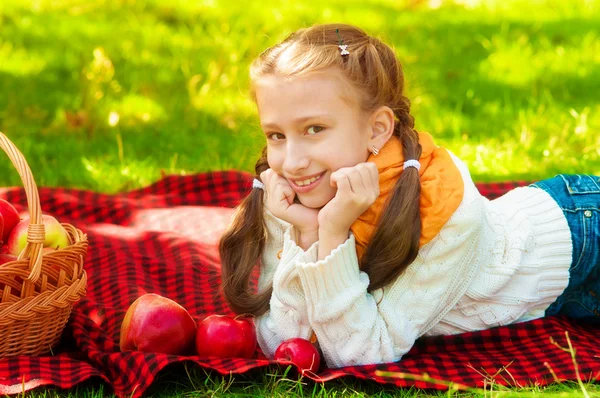 Studentessa con mele in autunno — Foto Stock