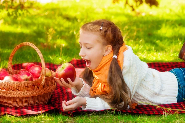 Colegiala con manzanas en otoño —  Fotos de Stock