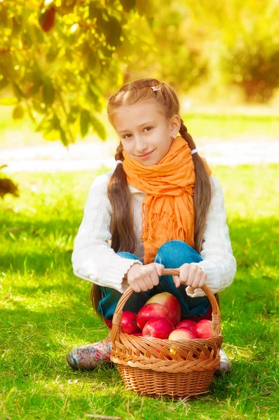 Schoolgirl with apples in autumn — Stock Photo, Image