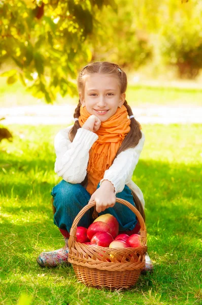 Écolière aux pommes en automne — Photo