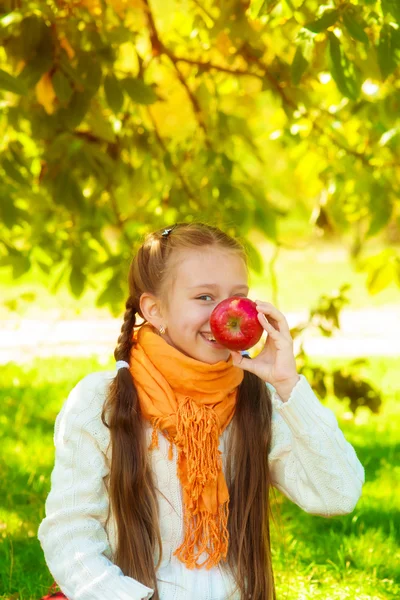 Studentessa con mele in autunno — Foto Stock