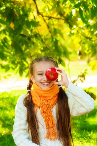 Colegiala con manzanas en otoño —  Fotos de Stock