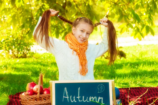 Школа с яблоками осенью — стоковое фото