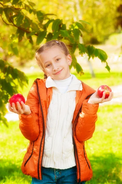 秋のりんごで女子高生 — ストック写真
