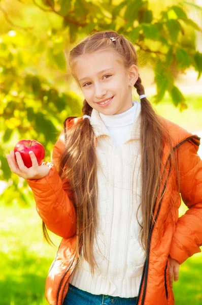 秋のりんごで女子高生 — ストック写真