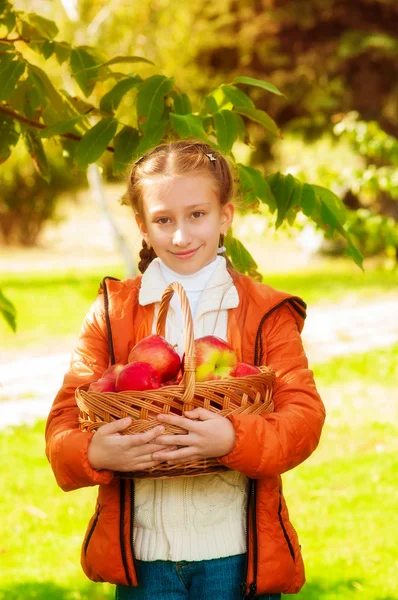 Écolière aux pommes en automne — Photo