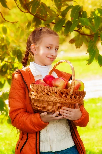 Colegiala con manzanas en otoño —  Fotos de Stock