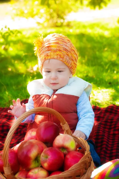 秋にリンゴを持った少年 — ストック写真