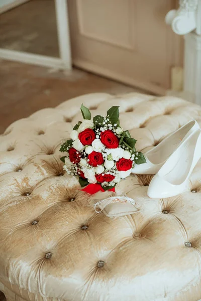 결혼식에는 흰색과 장미로 꽃다발 하이힐 그리고 오토만에 금으로 결혼반지가 결혼식 — 스톡 사진