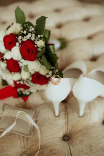 Bouquet Sposa Rose Bianche Rosse Tacchi Alti Bianchi Fedi Nuziali — Foto Stock