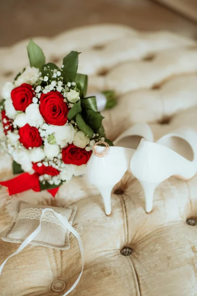 Bouquet Mariage Roses Blanches Rouges Talons Hauts Blancs Alliances Sur — Photo