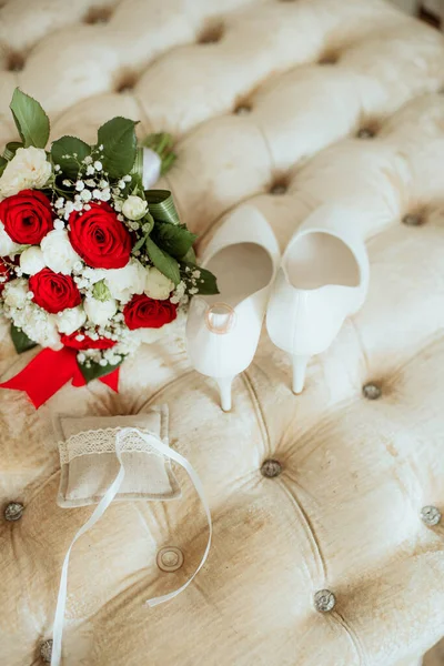 Γαμήλια Ανθοδέσμη Από Λευκά Και Κόκκινα Τριαντάφυλλα Λευκά Ψηλά Τακούνια — Φωτογραφία Αρχείου