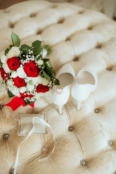결혼식에는 흰색과 장미로 꽃다발 하이힐 그리고 오토만에 금으로 결혼반지가 결혼식 — 스톡 사진