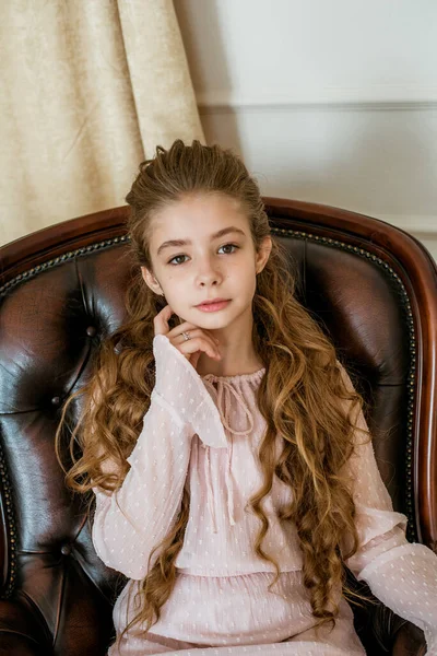 Krásná Elegantní Dívka Dlouhými Světlými Vlasy Krásných Módních Šatechs Účesy — Stock fotografie