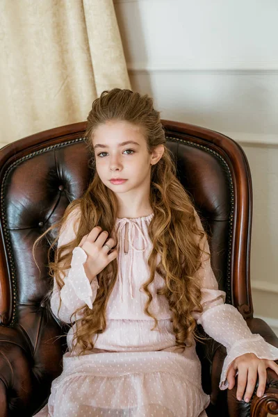 Mooi Elegant Meisje Met Lang Blond Haar Mooie Modieuze Jurk — Stockfoto