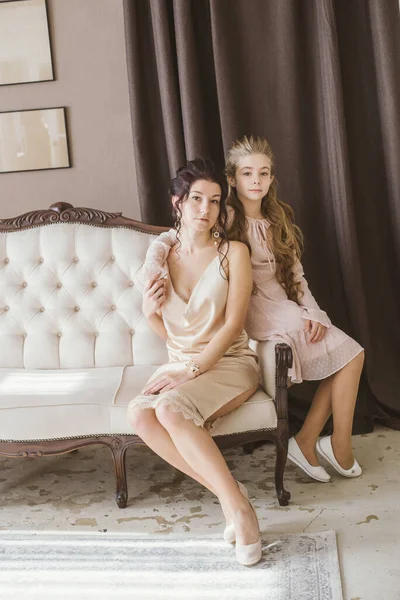 可爱而优雅的母亲和女儿 穿着华丽时髦的衣服 发型经典的轻盈内饰 美丽和时尚 妈妈和女儿 — 图库照片