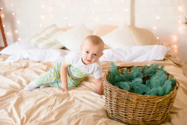 Niño Pijama Diviértete Dormitorio Estilo Escandinavo Decorado Con Guirnaldas Navidad — Foto de Stock