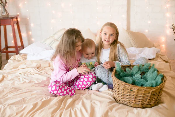 Söta Systrar Och Lillebror Pyjamas Har Kul Ett Skandinaviskt Sovrum — Stockfoto